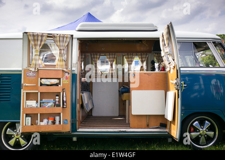 VW Split Screen Volkswagen camper van interno in corrispondenza di una VW mostra. Inghilterra Foto Stock