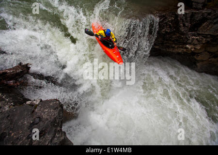 Un maschio di kayaker la caduta di una cascata su Johnston Canyon, il Parco Nazionale di Banff, AB Foto Stock