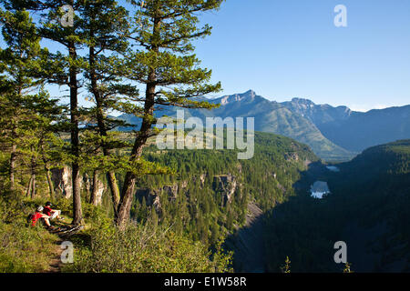 Due mountain bikers tenendo in vista incredibile. Fernie, BC Foto Stock