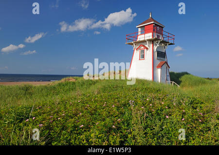 Faro sulle dune di sabbia a Cape Stanhope. Covehead Harbour, Prince Edward Island National Park, Prince Edward Island, Canada Foto Stock