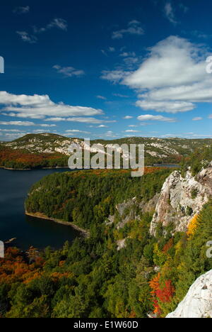 Vista autunnale dal crack sulla la cloche silhouette trail, Kilarney Parco provinciale, Ontario Foto Stock