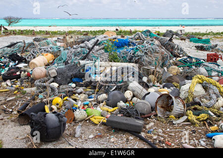 Immondizia di plastica raccolte ricerca complotto per valutare l'inquinamento in plastica Isola Orientale atollo di Midway National Wildlife Refuge Foto Stock