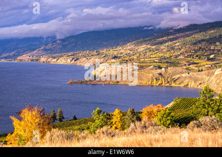 Calda luce del tramonto splendenti oltre il Lago Okanagan e Naramata nella Okanagan Valley della British Columbia, Canada. Foto Stock