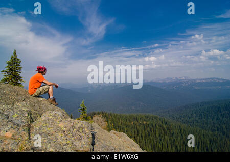 Escursionista gode del panorama sulla cima di uno dei percorsi selvaggi in E.C. Manning Park nel Similkameen regione della Columbia britannica in Canada Foto Stock