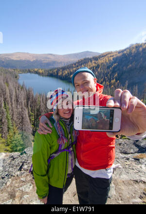 Coppia giovane interrompere per un self-portrait durante le escursioni vicino Cattedrale Lakes Lodge nel Similkameen regione della Columbia britannica in Canada Foto Stock