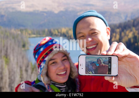 Coppia giovane interrompere per un self-portrait durante le escursioni vicino Cattedrale Lakes Lodge nel Similkameen regione della Columbia britannica in Canada Foto Stock