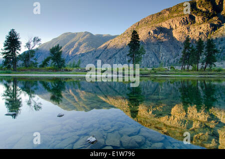 Il sole illumina le montagne lungo il fiume Similkameen vicino Keremeos nella regione Similkameen British Columbia Foto Stock