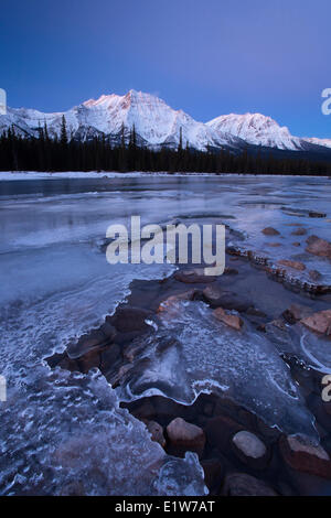 Sunrise al Fiume Athabasca e il Monte Fryatt nel Parco Nazionale di Jasper, Alberta, Canada Foto Stock