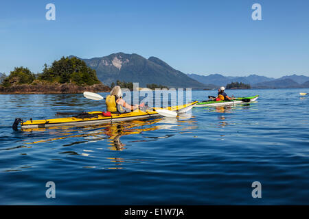 Due approccio kayakers Whalers isolotto di Clayoquot Sound al largo della costa occidentale dell'isola di Vancouver, British Columbia, Canada. Modello R Foto Stock