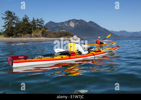 Due approccio kayakers Whalers isolotto di Clayoquot Sound al largo della costa occidentale dell'isola di Vancouver, British Columbia, Canada. Modello R Foto Stock