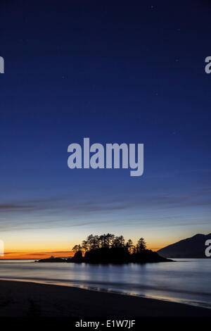Il crepuscolo scende su Whaler isoletta al largo della costa occidentale dell'isola di Vancouver a Clayoquot Sound, British Columbia, Canada. Foto Stock