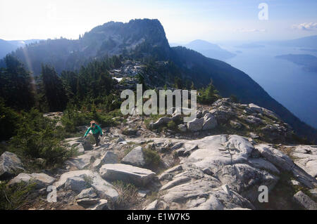 Senja Palonen escursionismo fino a e di scomposizione dei West Lion. I Lions al di sopra della Baia di Lions. West Vancouver, British Columbia, Canada Foto Stock