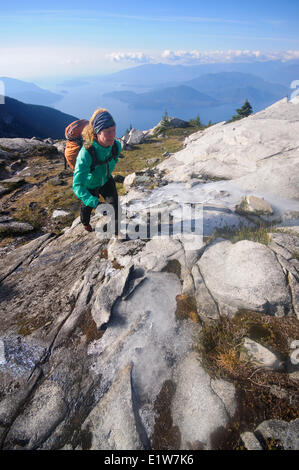 Senja Palonen escursionismo fino a e di scomposizione dei West Lion. I Lions al di sopra della Baia di Lions. West Vancouver, British Columbia, Canada Foto Stock