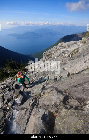 Senja Palonen escursionismo fino a e di scomposizione dei West Lion. I Lions al di sopra della Baia di Lions. West Vancouver, British Columbia, Canada Foto Stock