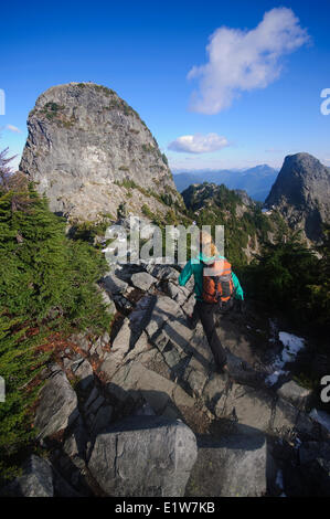 Senja Palonen escursionismo fino a e di scomposizione dei West Lion. I Lions al di sopra della Baia di Lions. West Vancouver, British Columbia, Canada Foto Stock