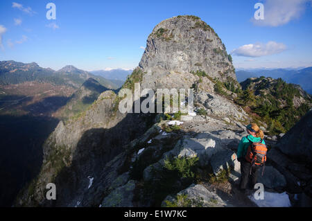 Senja Palonen escursionismo fino a e di scomposizione dei West Lion. I Lions al di sopra della Baia di Lions. West Vancouver, British Columbia, Canada Foto Stock