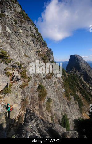 Senja Palonen escursionismo fino a e di scomposizione dei West Lion. I Lions al di sopra di West Vancouver, British Columbia, Canada Foto Stock