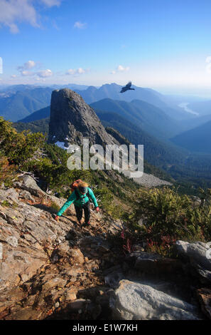 Senja Palonen escursionismo fino a e di scomposizione dei West Lion. I Lions al di sopra della Baia di Lions. West Vancouver, British Columbia, Canada Foto Stock