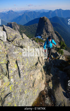 Senja Palonen escursionismo fino a e di scomposizione dei West Lion. I Lions al di sopra della Baia di Lions. West Vancouver, British Columbia, Canada Foto Stock