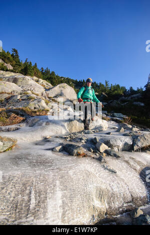 Senja Palonen escursionismo fino a scrambling West Lion. I Lions al di sopra della Baia di Lions. Howe Sound Crest Trail. West Vancouver British Foto Stock