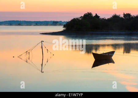 Dory all'alba, solai Cove, Lunenburg county, Nova Scotia, Canada Foto Stock