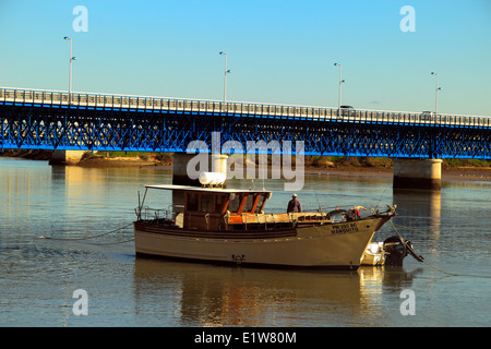 Ponte stradale sul fiume Arado con una barca in primo piano, Portimao Porto, Algarve, PORTOGALLO Foto Stock