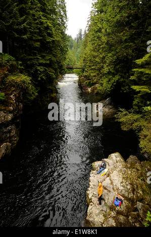 Pescatore al pool di cavi sentiero nella foresta pluviale scene in Capilano River Regional Park North Vancouver British Columbia Canada Foto Stock