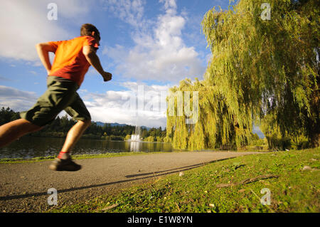 Il sentiero che corre intorno a perso laguna. Stanley Park. Vancouver, British Columbia, Canada Foto Stock