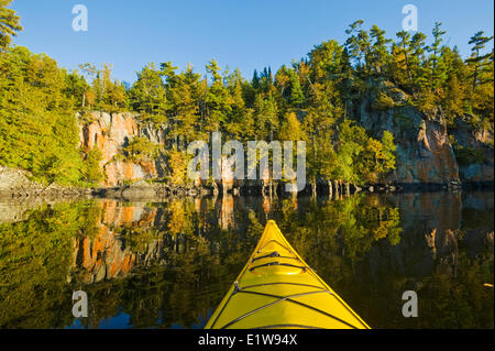 Kayak sul Lago dei boschi, Northwestern Ontario, Canada Foto Stock