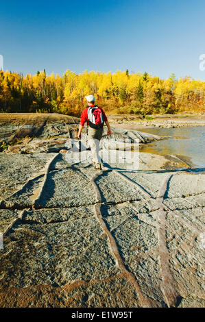 Escursionismo su precambrian shield roccia lungo il fiume Winnipeg, vicino a sette sorelle, Manitoba, Canada Foto Stock