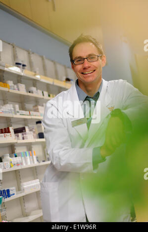 Il farmacista femmina all'interno di farmacia. Vancouver, British Columbia, Canada Foto Stock