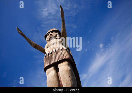 Le Prime Nazioni statua in Ambleside Park e il West Vancouver Centennial Seawalk, West Vancouver, British Columbia, Canada Foto Stock