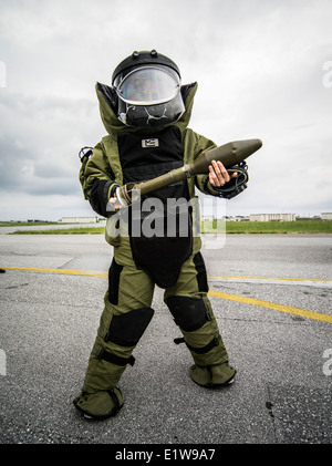 Locali nazionali ( Giapponese ) cerca su Bomb Disposal suit al Marine Corps Air Station Futenma Okinawa in Giappone Foto Stock