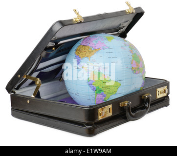 Mondo nel lato un imprenditore il briefcase isolato su bianco Foto Stock