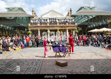 Un suonatore ambulante Street, Covent Garden, Londra Foto Stock