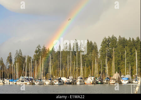 Rainbow sopra Vancouver Rowing Club Marina, Vancouver, British Columbia, Canada Foto Stock