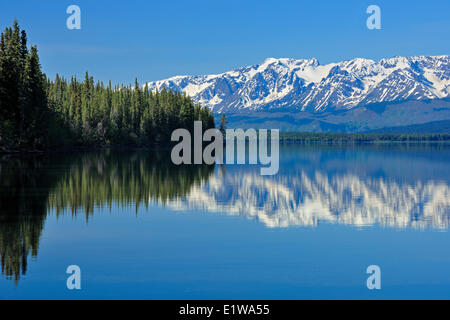 Kinaskan il lago e le montagne della costa, vicino Tatogga sull'autostrada Stewart-Cassiar, British Columbia, Canada Foto Stock