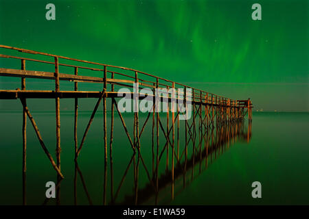 Luci del nord (aurora boreale) riflesso nel Lago Winnipeg, Matlock, Manitoba, Canada Foto Stock