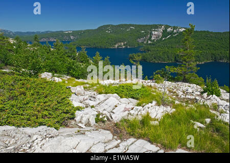 Vista dalla cima del La Cloche Hills, quarzite rock, Killarney Provincial Park, Ontario, Canada Foto Stock