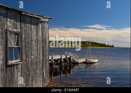 Piccole barche a vela e barche a casa, Indian Point vicino a Mahone Bay, Nova Scotia, Canada Foto Stock