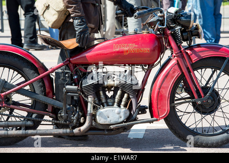 Vintage Harley Davidson Moto e pilota al VMCC Banbury Esegui. Banbury, Oxfordshire, Inghilterra Foto Stock