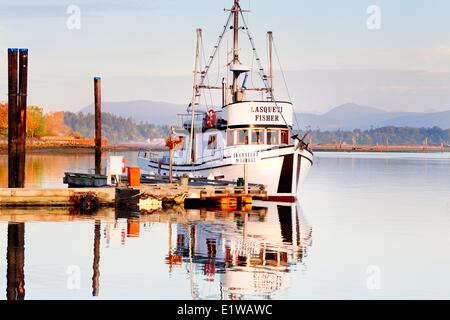 Una barca da pesca nella baia di Cowichan, BC, Canada Foto Stock