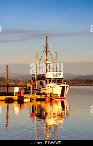 Una barca da pesca nella baia di Cowichan, BC, Canada Foto Stock