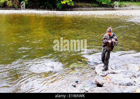 Giovane uomo la pesca su Little Qualicum River vicino a Qualicum, BC, Canada Foto Stock