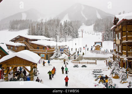 Fernie Alpine Resort villaggio di base sulla giornata nevosa, Fernie, BC, Canada. Foto Stock