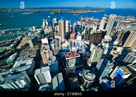 Auckland City e dal porto di Waitemata visto dalla Sky Tower nel centro di Auckland, Isola del nord, Nuova Zelanda. Foto Stock