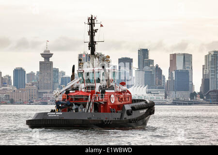 Rimorchiatore attraversando Burrard ingresso, Vancouver, British Columbia, Canada Foto Stock