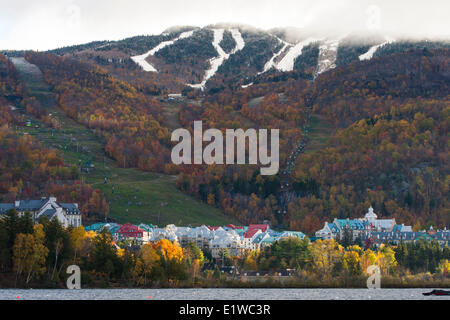 Prima neve su Mont-Tremblant ski resort in autunno., guardando attraverso Lac Tremblant. Mont-Tremblant, Quebec. © Allen McEachern. Foto Stock