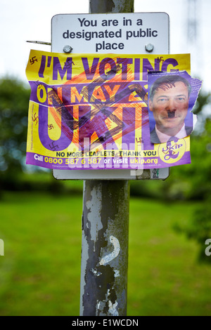 Il UKIP cartellone elettorale coperto di svastiche con una foto di Nigel Farage modificati per apparire come Hitler aggiunto Foto Stock