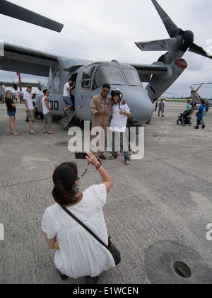 V-22 Osprey a Futenma Flightline festival, cittadini locali sono ammessi su Marine Corps Air Station Futenma Okinawa in Giappone Foto Stock